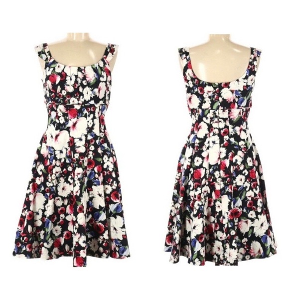 White House Black Market Dresses & Skirts - White House Black Market fit flare midi dress Floral Sz 4 Pockets